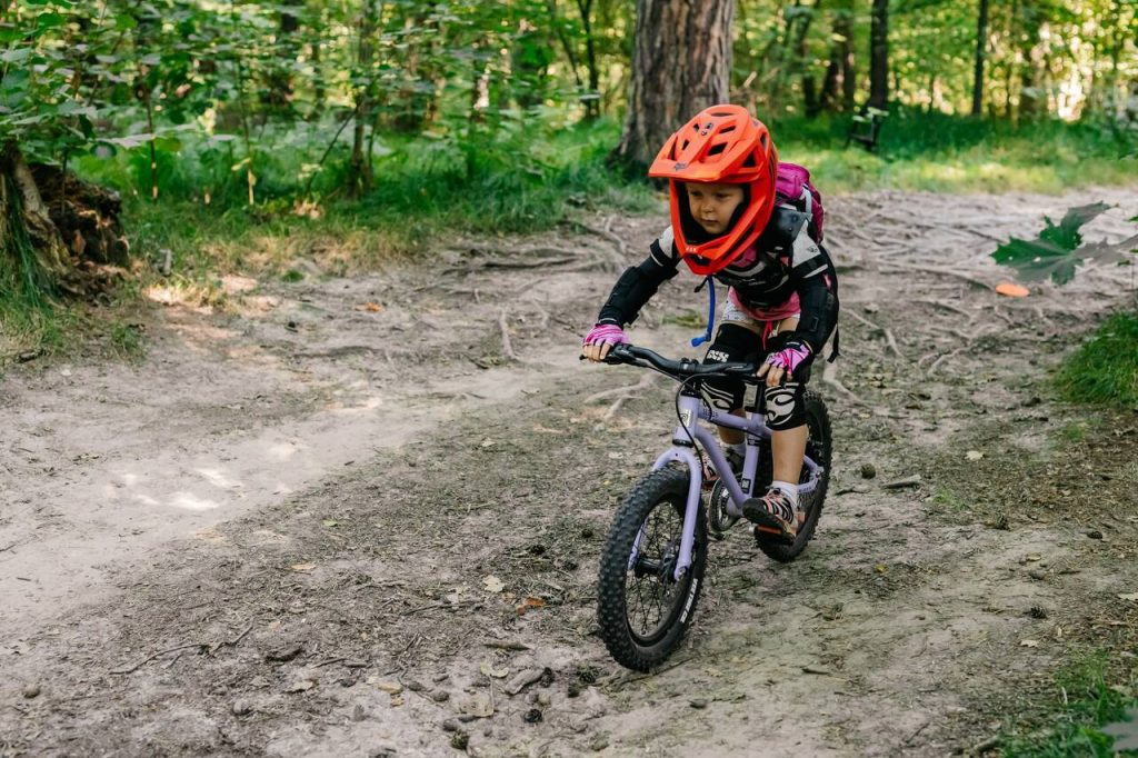 wakacyjne treningi rowerowe w Lesie Wolskim w Krakowie dla dzieci