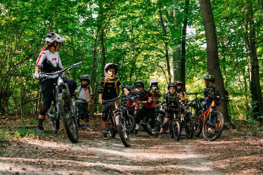 wakacyjne treningi rowerowe dla dzieci w Krakowie w Lesie Wolskim